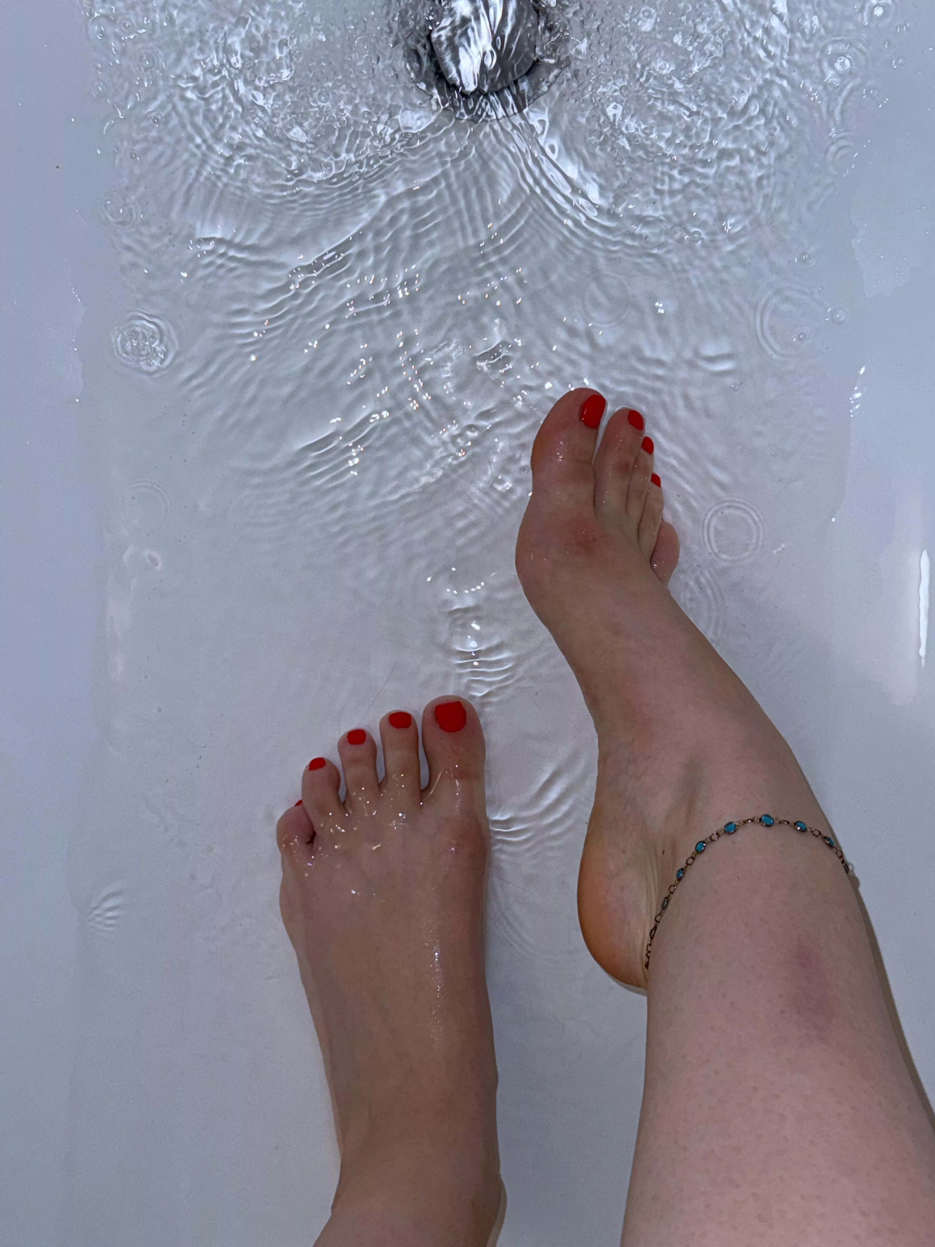 Mes petits pieds tout propre avant mon service de nuit à l’hôpital 💋🏥