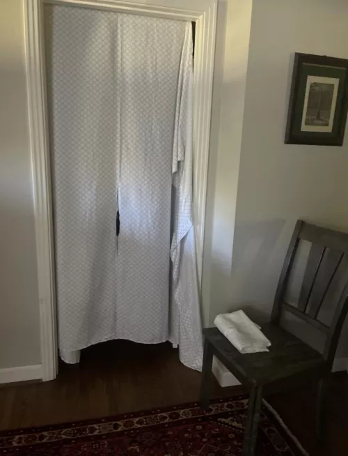 Real cocksucker MWM here looking to work your pole. Super quiet, just want to help make you cum with my mouth through my private gloryhole. Hit me up with a pic and stats. I will give you and address and time. Hosting all night in Green Hills. Very very 