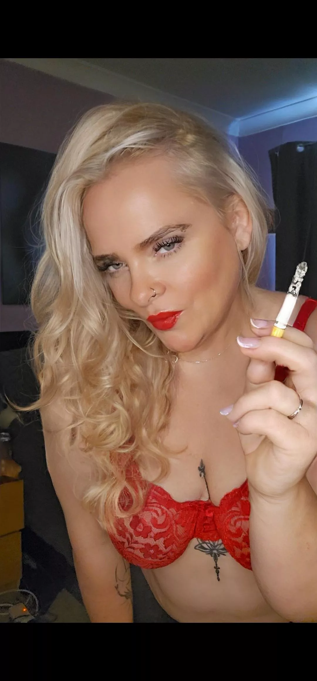 Wanna watch mommy smoke ? 