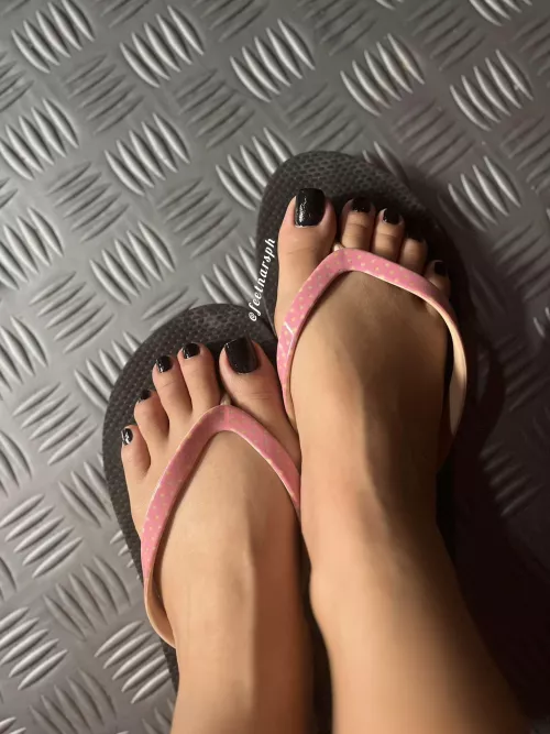 Which one is your bet? black flipflops or my black feet?🤭