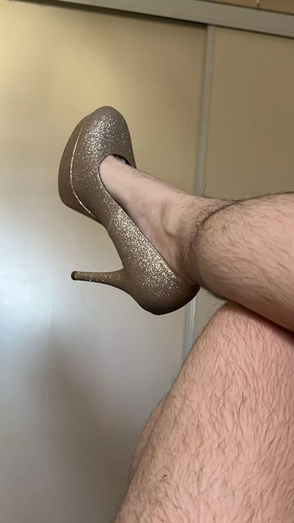 a sparkly gold heel and some hairy legs are gonna drive you wild..