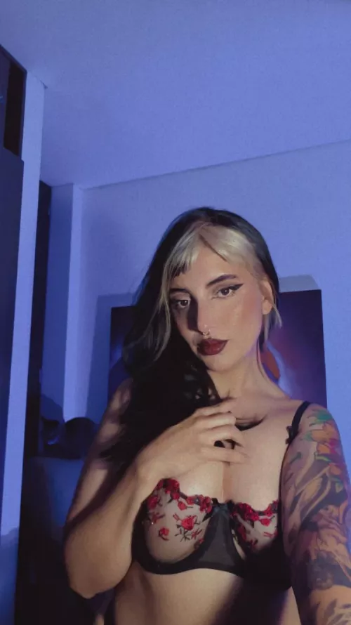 Hello sweetie! I love talking and can get as spicy as you want. I'm an artist and I'm usually available for us to talk or play for a bit. Just online. Hit me up if interested and don't worry, can verify without problem! 