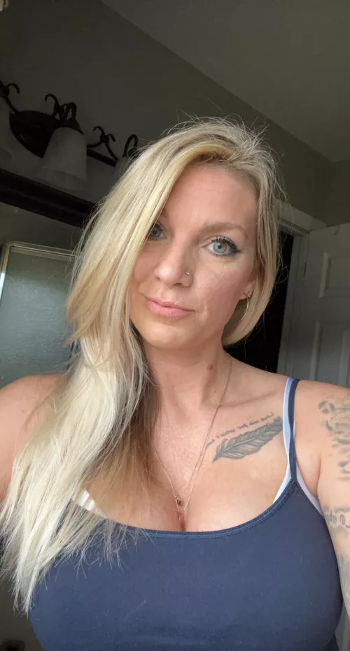 Hot blonde momma loves to fuck!