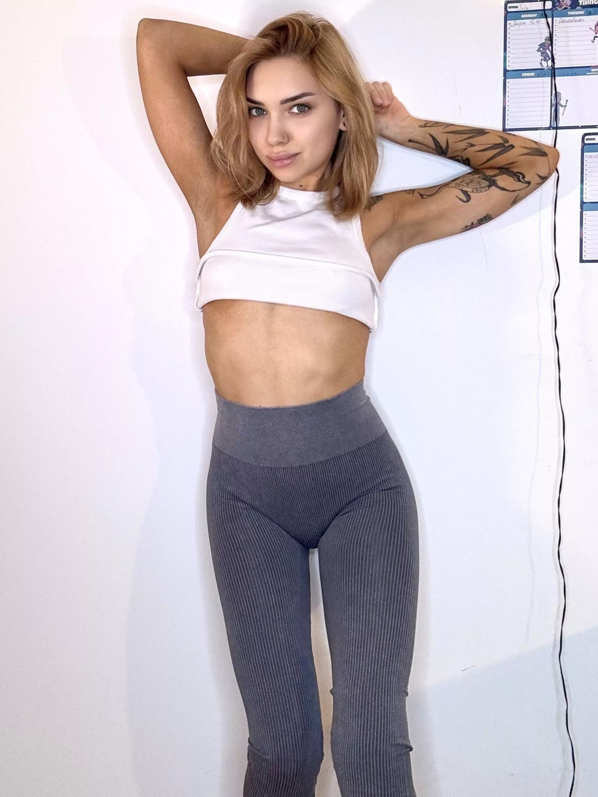 I wonder if I look good in this white crop top