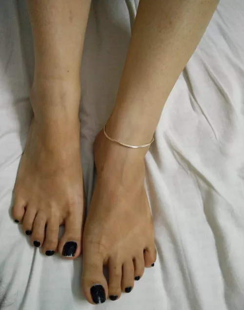 If the wife has hot feet, why shouldn't I show them off..