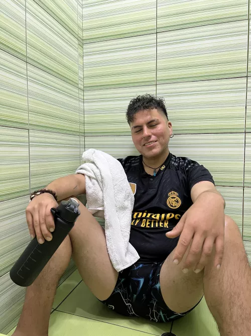 I'm looking for a houseboy to clean the bathroom and clean my cock 😈💦