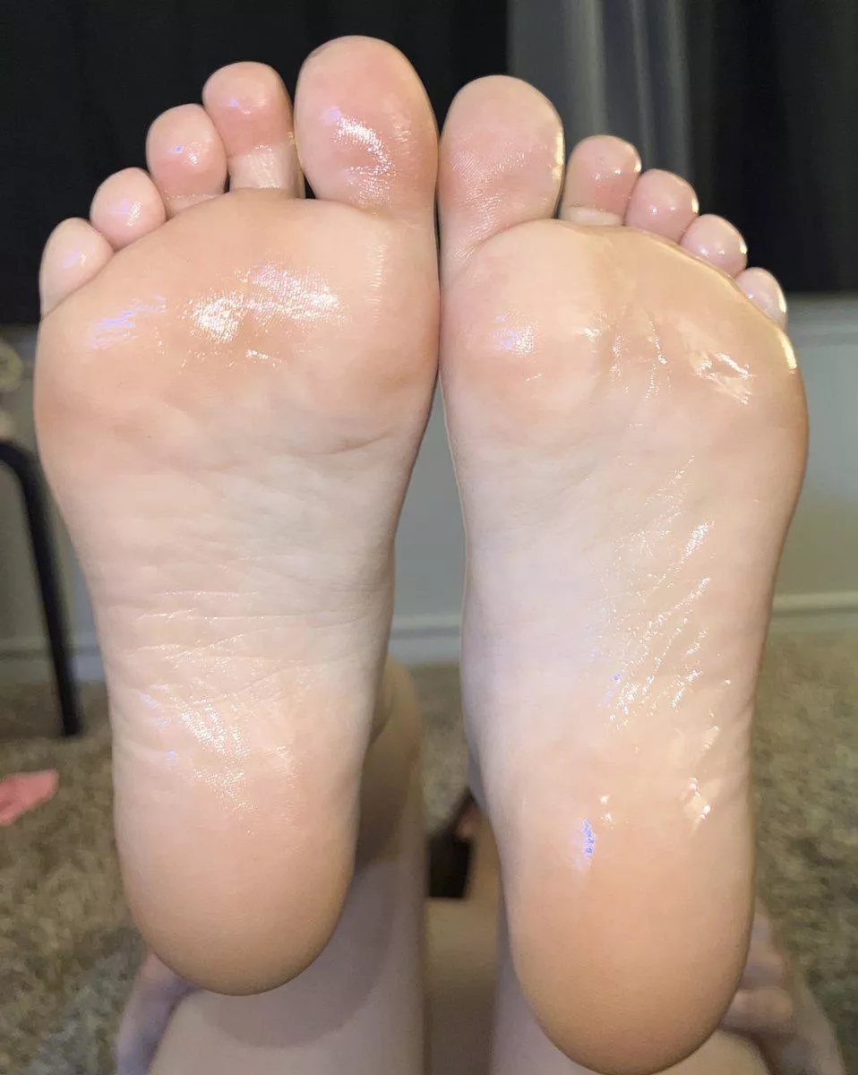 Mmm smell them! My toes in your face 😍😍🤪 https://feetfix.com/post/37048479 #FeetFix.com #tinygoddesstoesxx 
@FeetFixOfficial