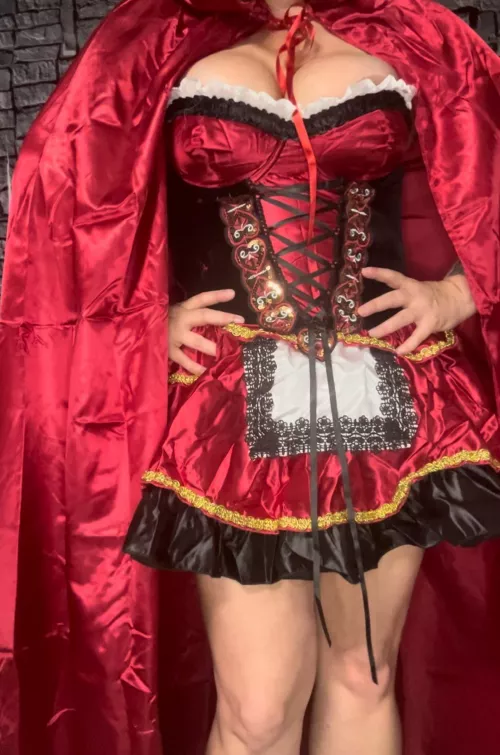One of the best parts of Halloween season is the costumes. Tune in this week to follow the story of Little Red Riding Hood....the NSFW version of course 😈