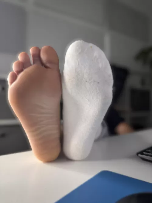 Socks or barefoot. Which do you like better? 🔥