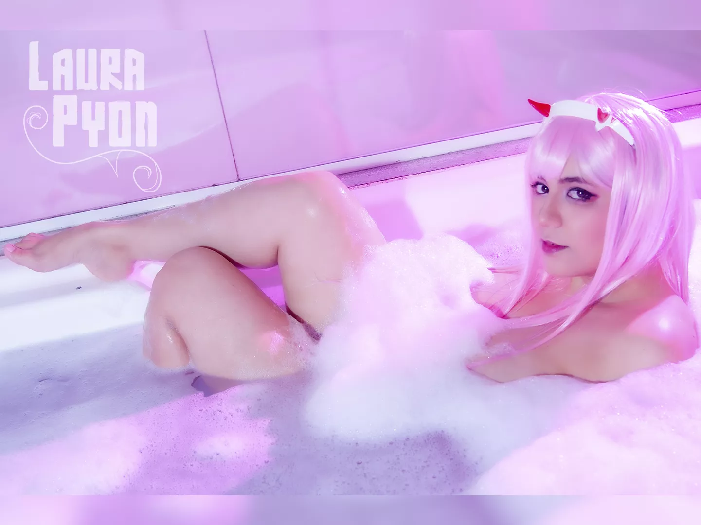 Wanna come in Daaaaarling? (Laura Pyon)
