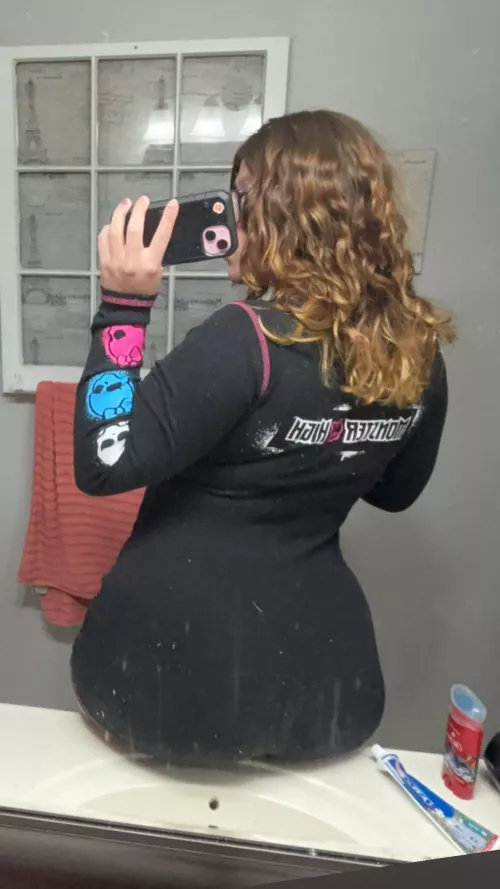 Would you consider my hips thick? 🤔