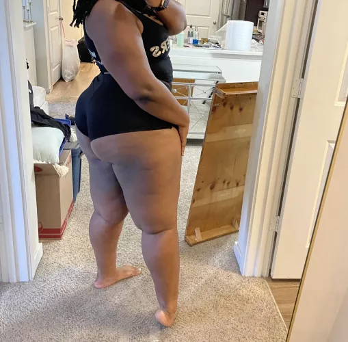 a little (chocolate) cake never hurt nobody hahahahaha I wasn’t going to post this but it’s too cute not to! lmk whatcha think below pls xoxo (26F)(STL)