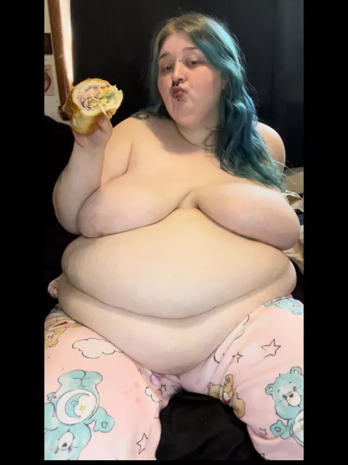 A lounge day w a good ole foot long sandwich had me so stuffed yesterday 😁