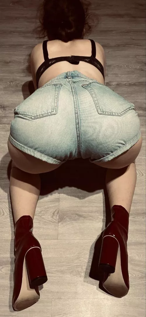 Big ass in the jeans shorts 