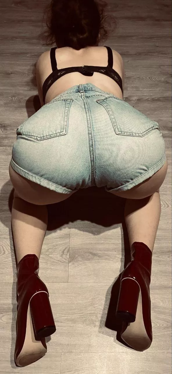 Big ass in the jeans shorts 