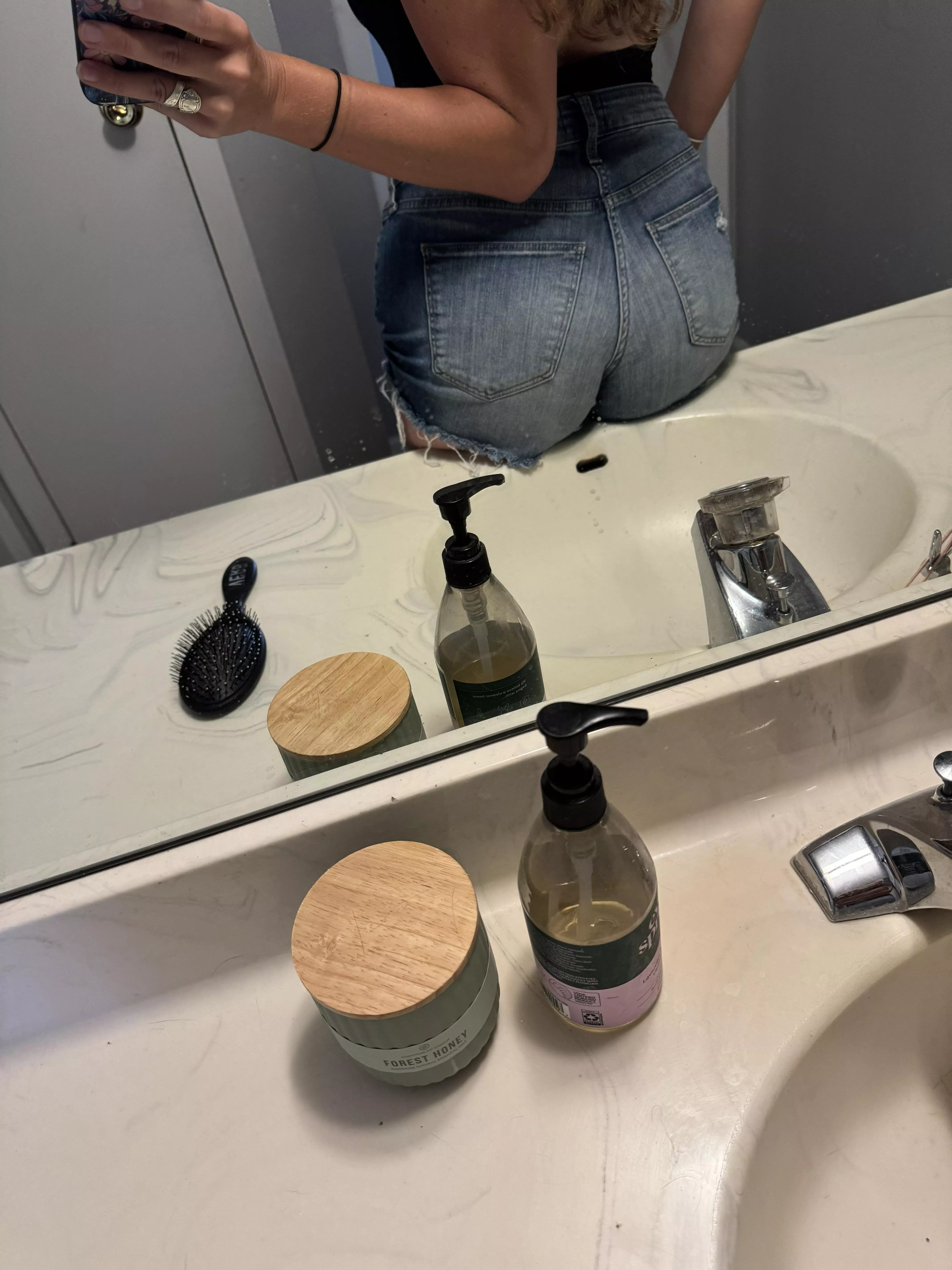 Both cheeks on the sink & tits in your face 🤗