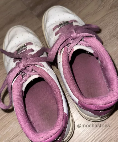 do any of you like stinky shoes?🤭