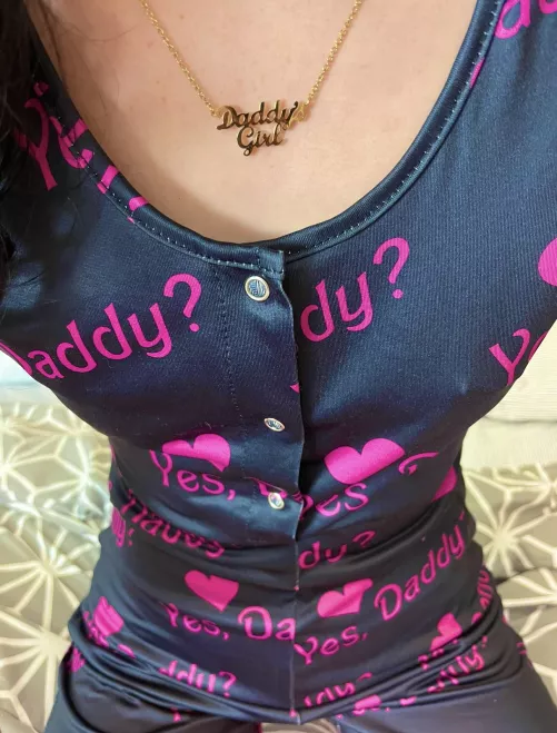 Do you like the new necklace my daddy got me? 🥰