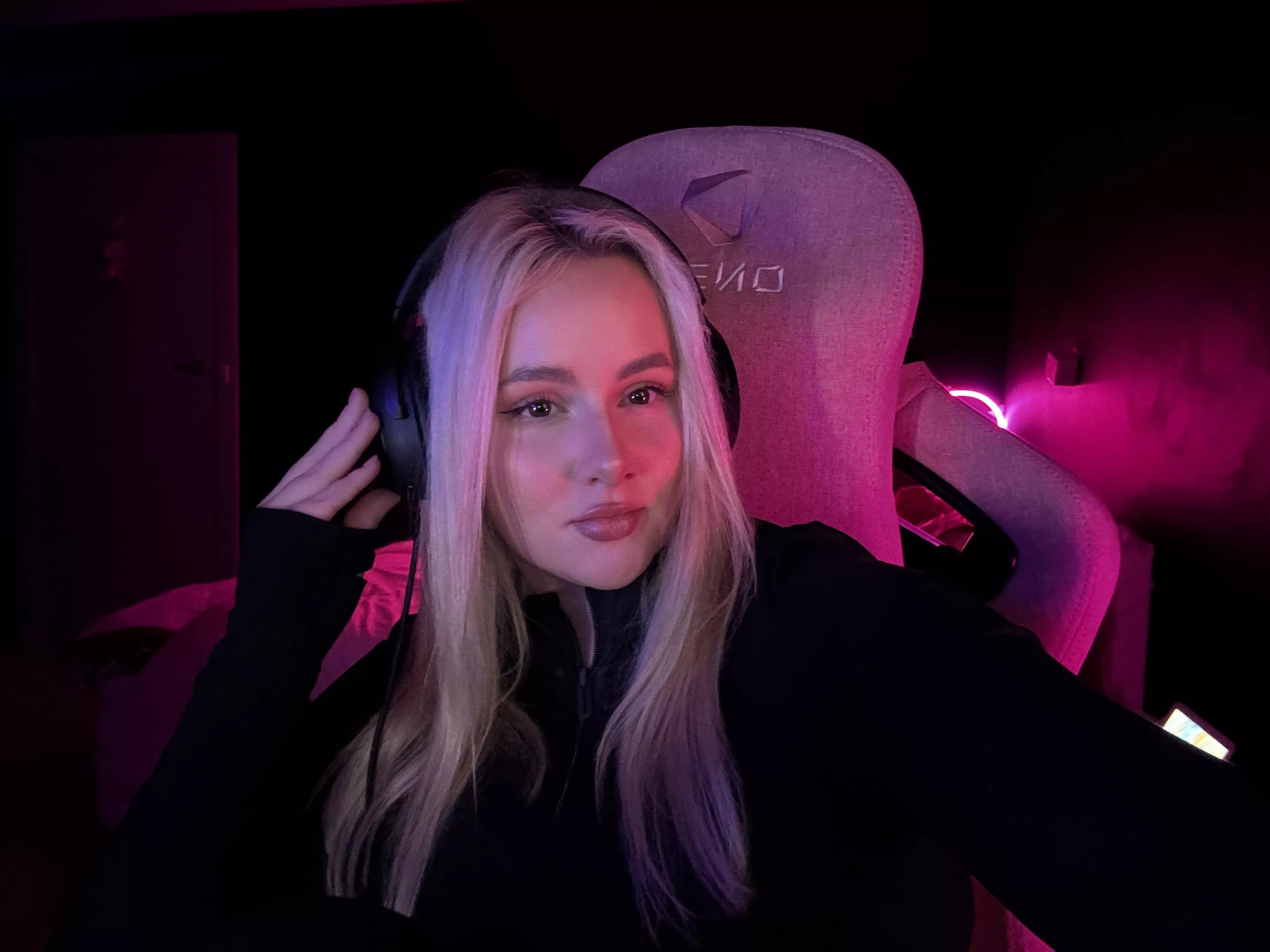 hey reddit! who wants to game with me 🥰