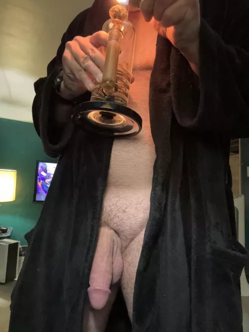 House is empty, who’s gonna join dad for a little sesh!? [m]