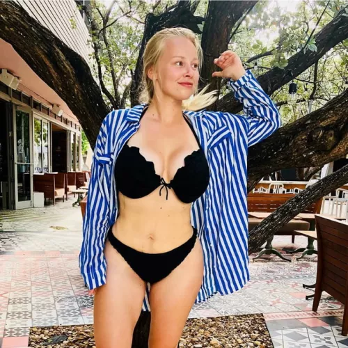 I want to see more of her body