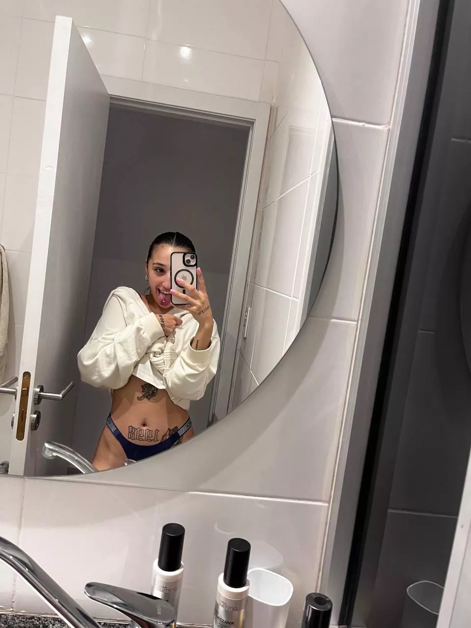 I want to take a photo in your mirror..