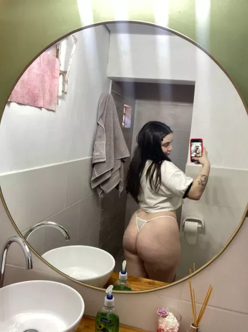 im a hopeIess romantic with a dirty mind 💖