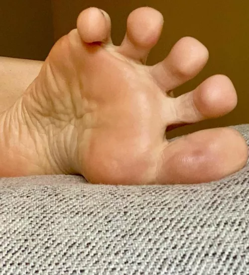 I’m so perfect and u still praise my feet