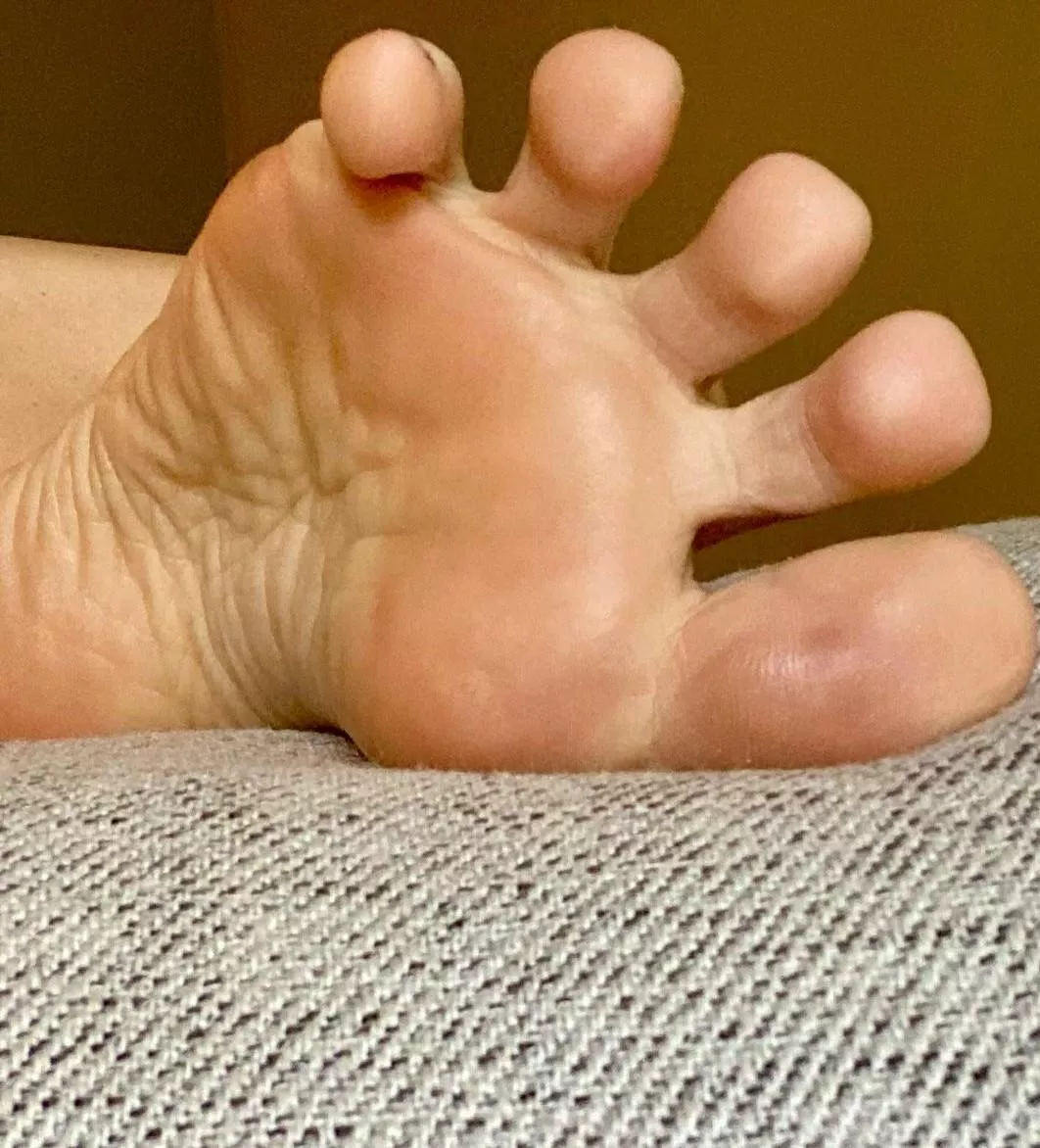 I’m so perfect and u still praise my feet