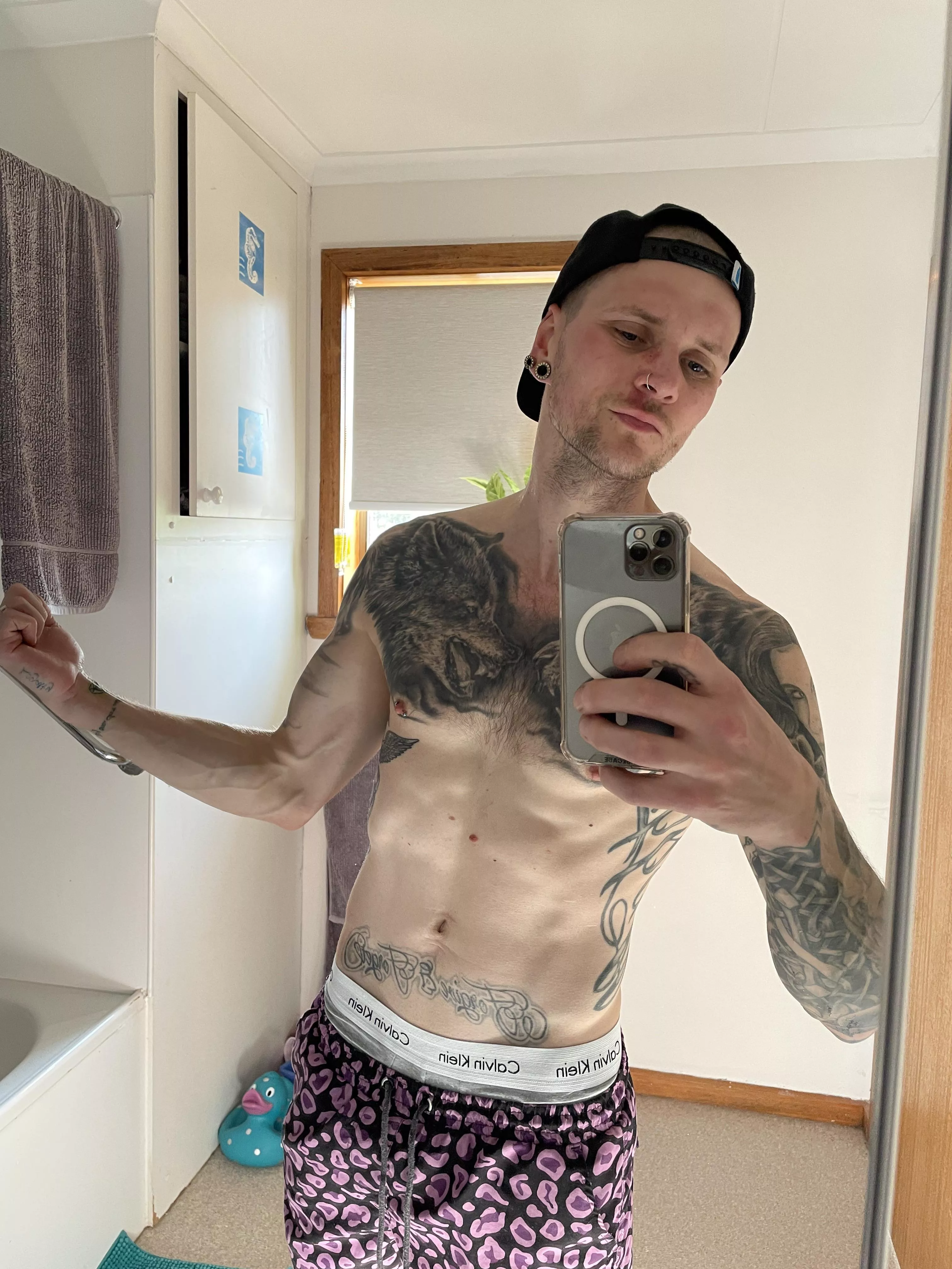 Just an Aussie dad flexing & growing his bank account. It makes you weak, doesn’t it? Get into my DMs 😈