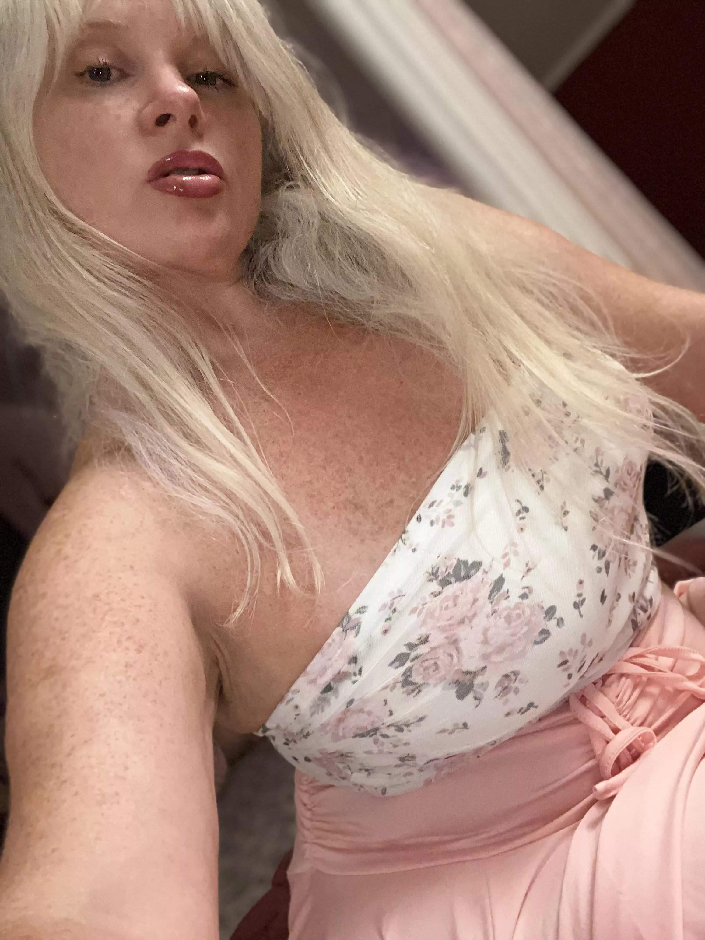 Kneeling toe kisses from my sweet subbie? 