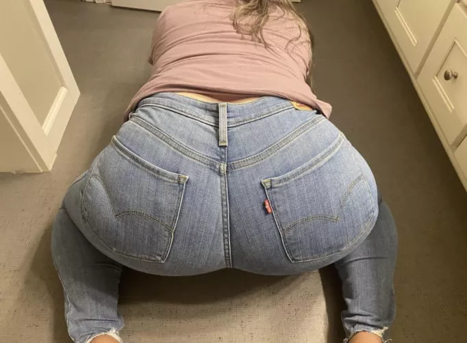 Levi’s make my 🍑 look good 😉