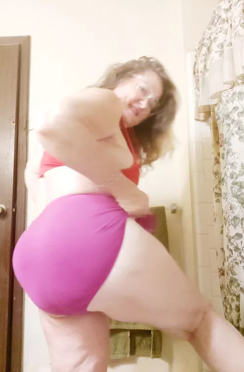 My ass look so sexy in my pink panties