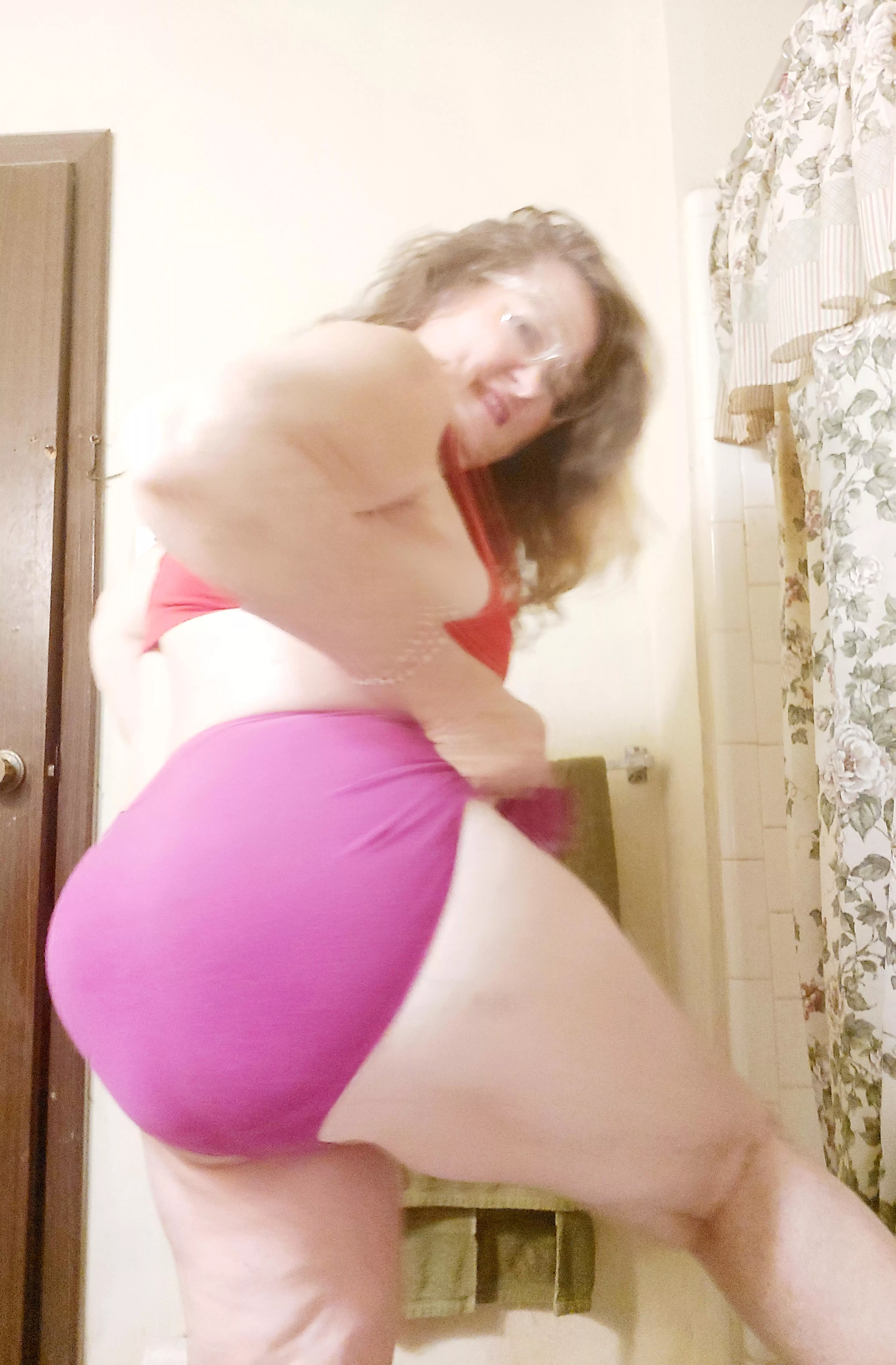 My ass look so sexy in my pink panties