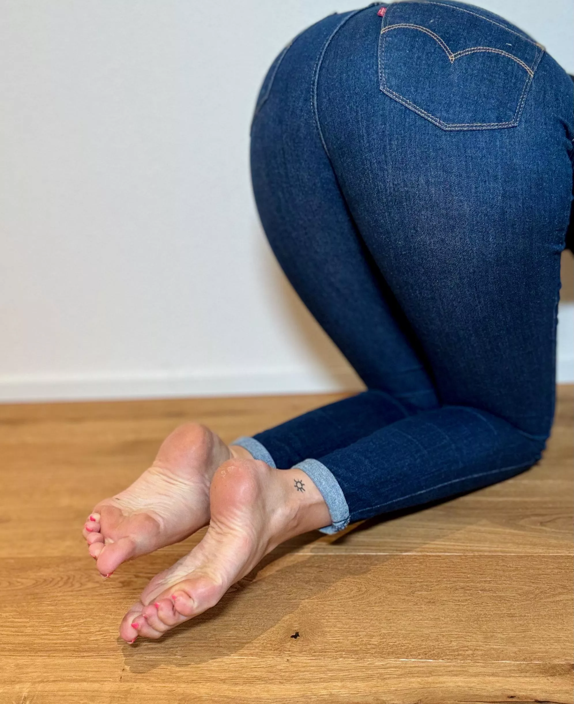 Rate my Levi's ass from 1-10 + you get the extra barefeet soles mhhh