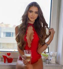 Red suits me very well, right? 