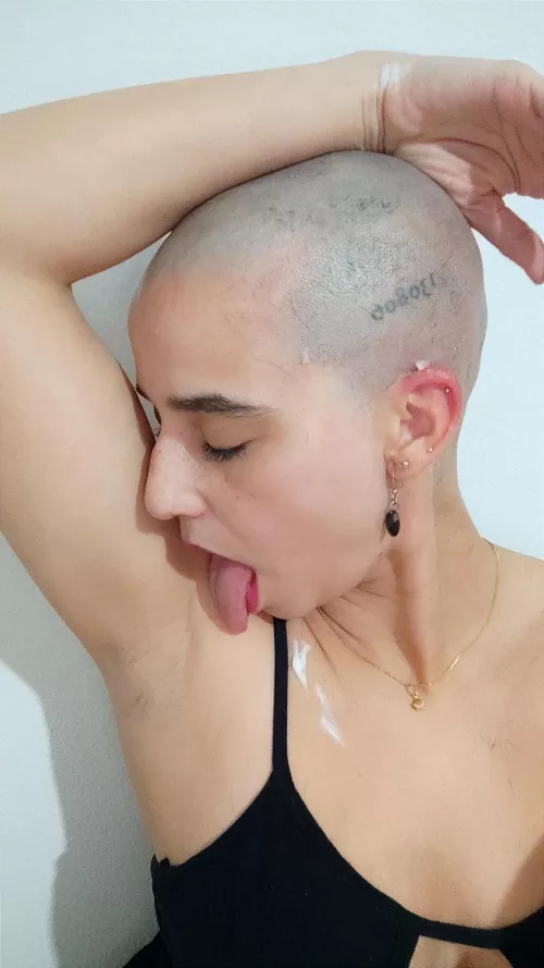 Shaved head, get on this delicious fetish 
