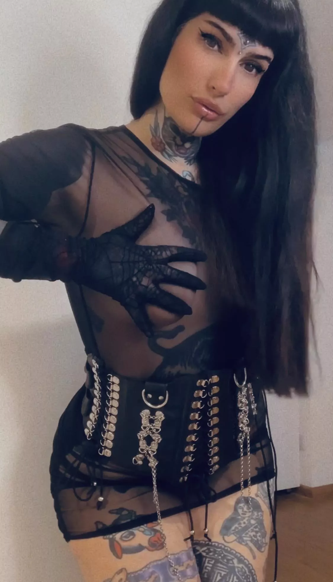 Spooky season, spider gloves 🖤