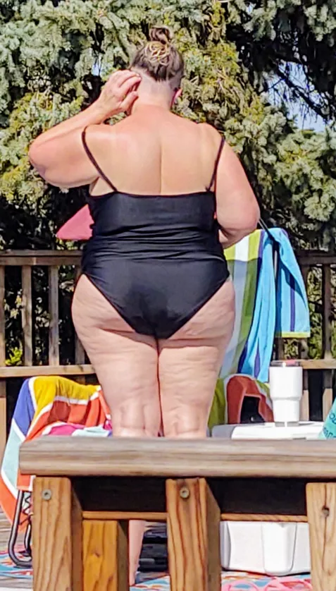 Sunning The Thick Cheeks 