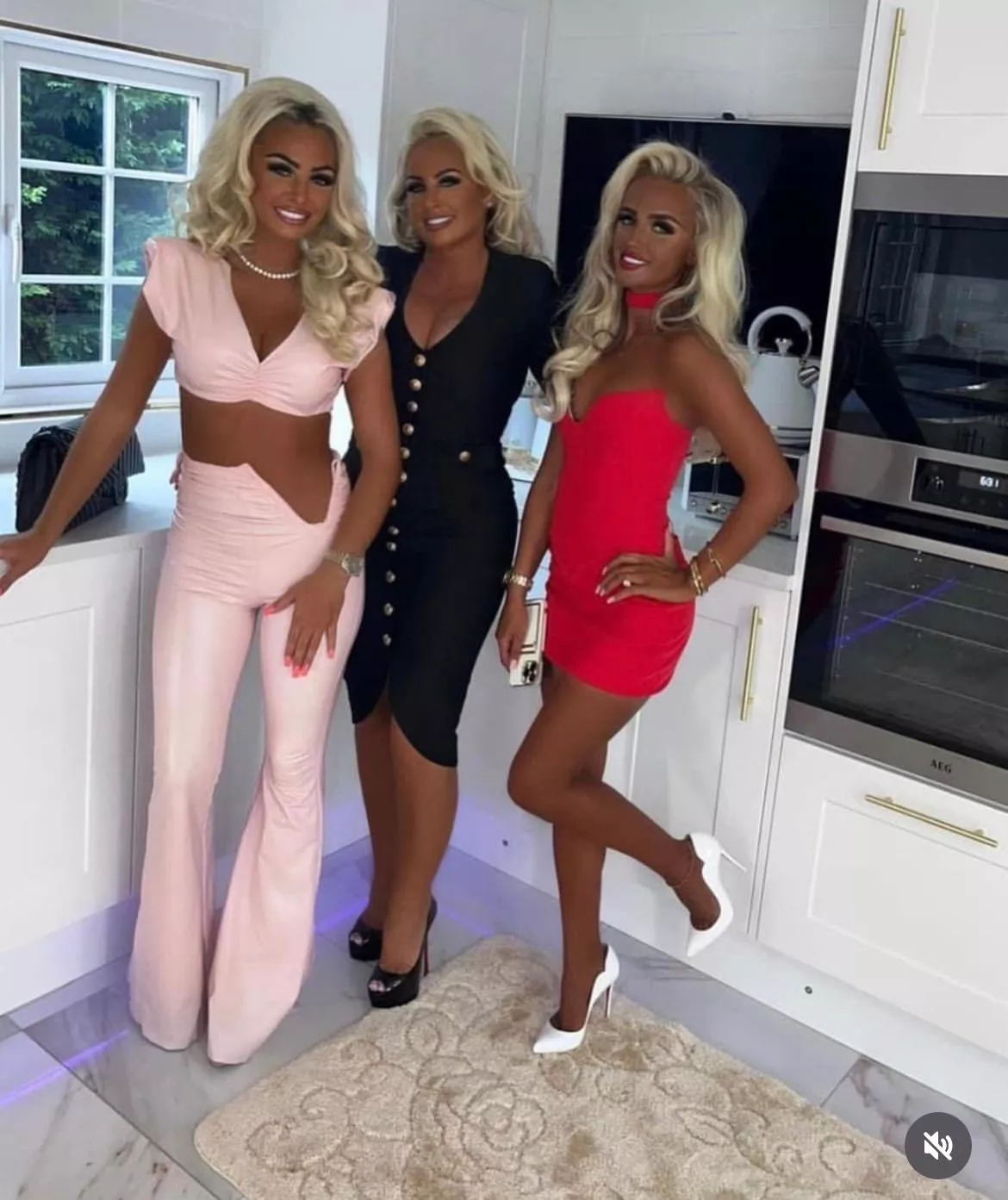 Super glam Traveler sisters and mother 