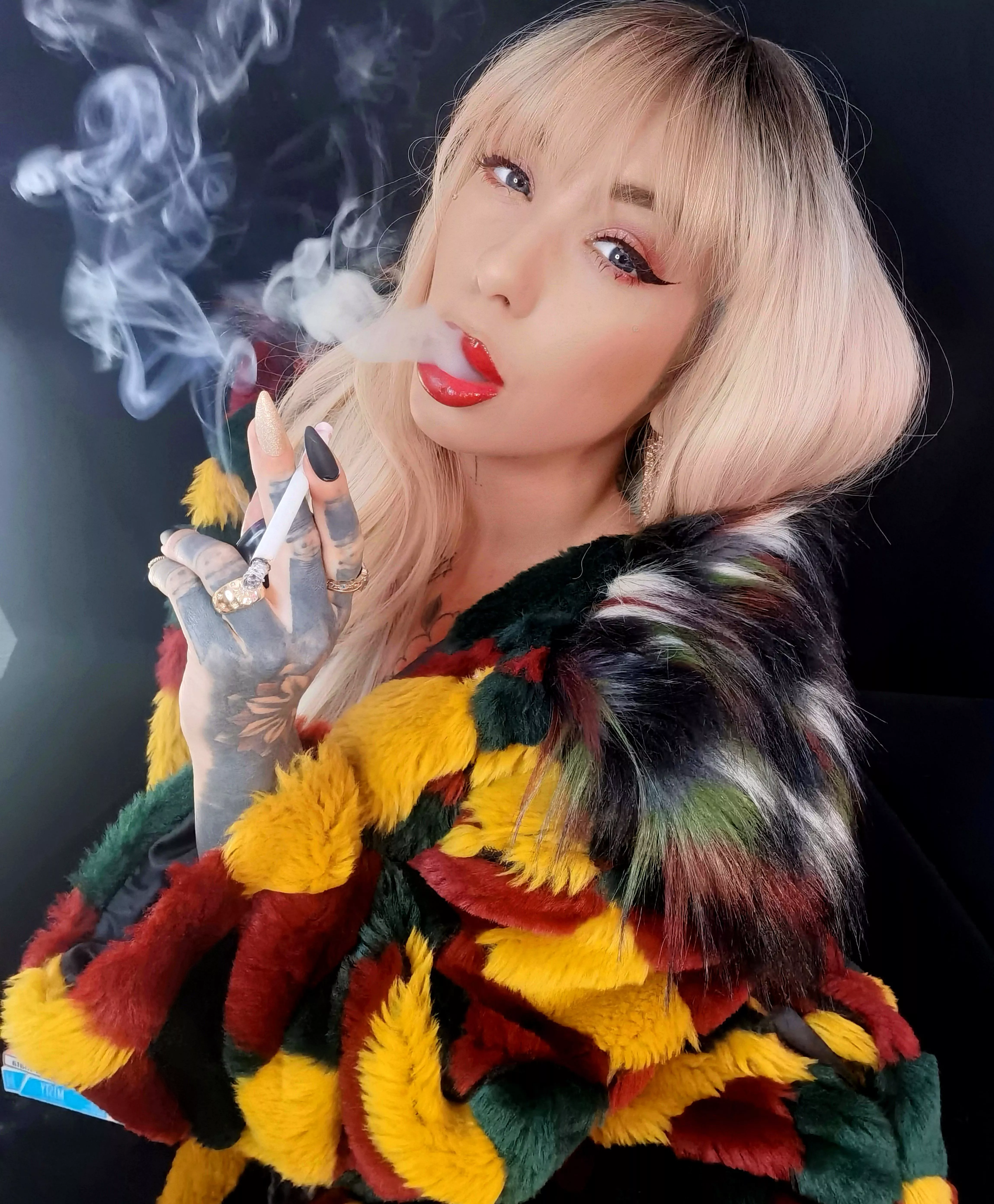 These lips love to be locked around a cigarette 