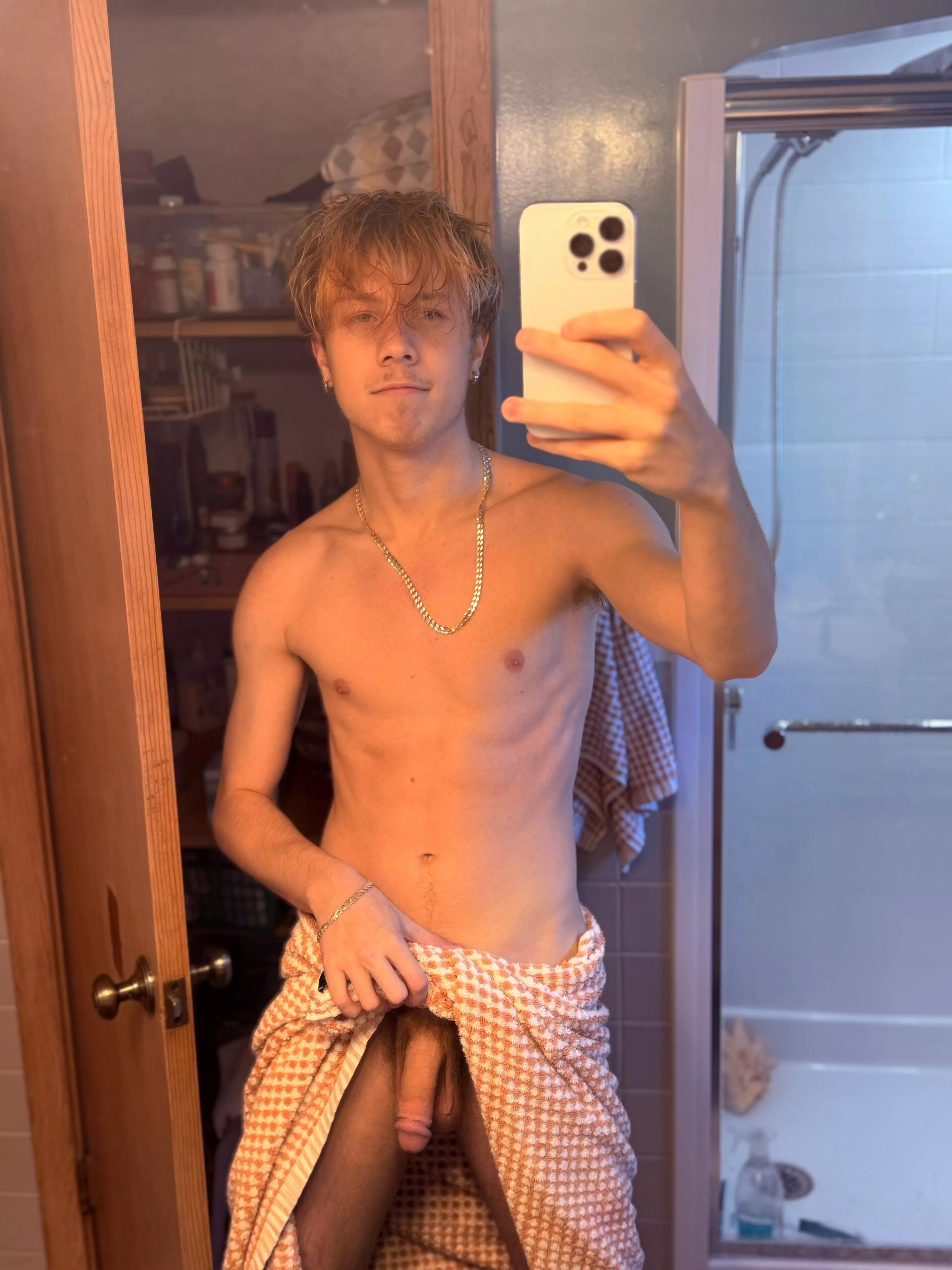 Think you could make me hard? (Exclusive content in bio)