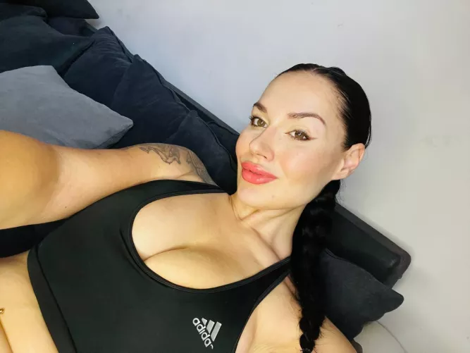 this sports bra distracts a lot in the gym