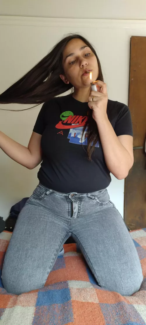 Want to blow smoke with this milf ? 🚬🔥