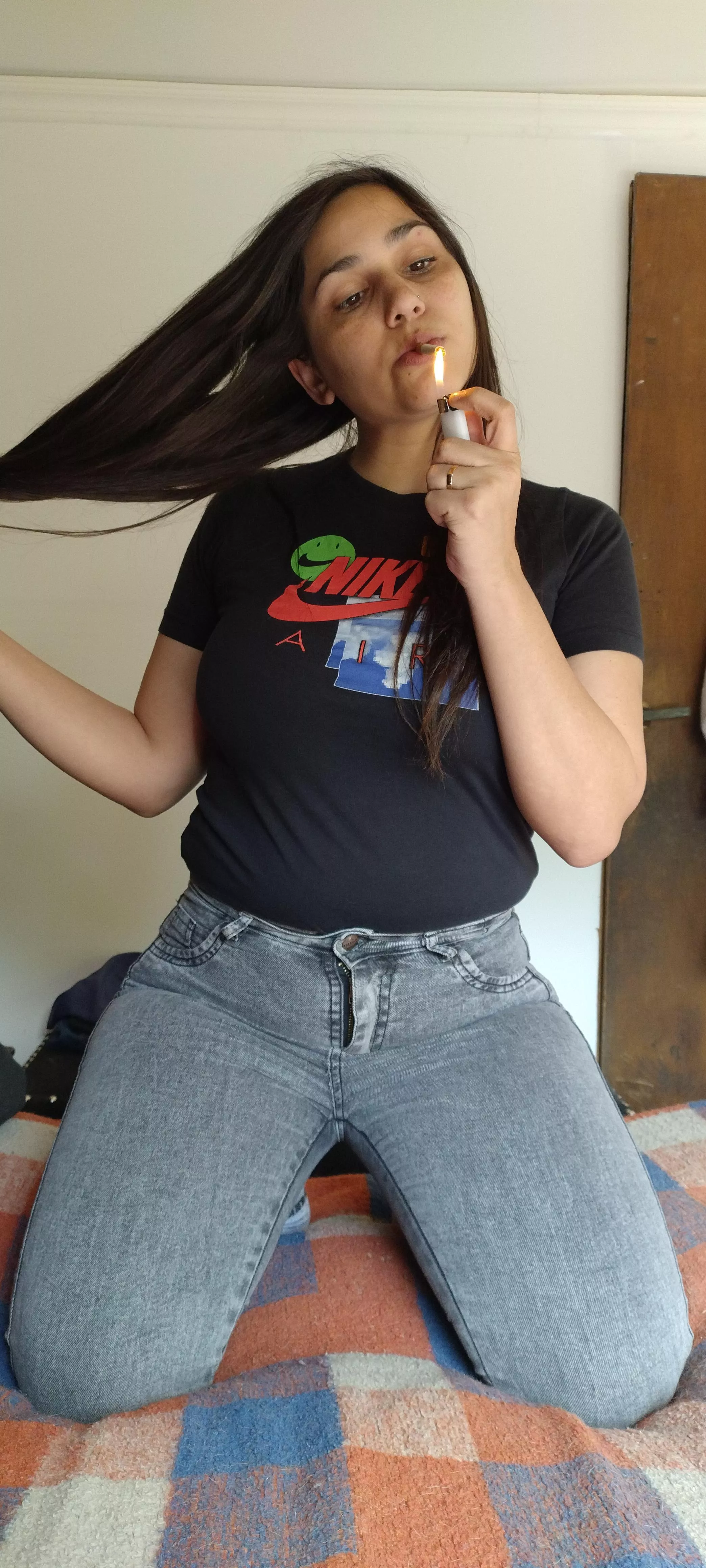 Want to blow smoke with this milf ? 🚬🔥