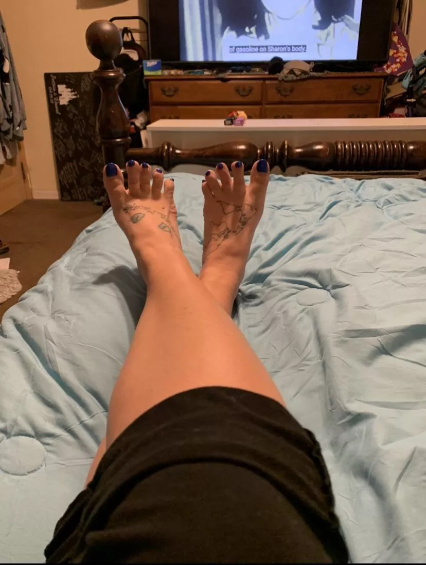 Whether you’re a glutton and take 5 toes at once, or take your time and go one by one, I can assure you; you are going to suck each of my delicious long toes 🤭💕