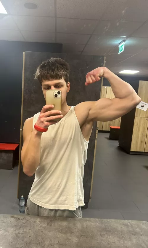 (20)Post workout flex 