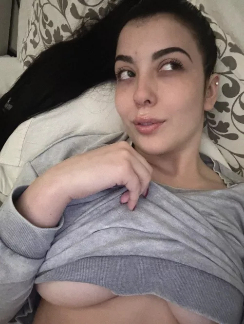 21F F4M Thinking of ways to make my day enjoyable 