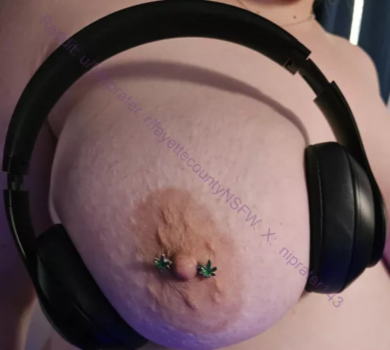 Any ladies going to be at the Jelly Roll concert tonight in Pittsburgh? Send me a few pics maybe we can meet up!!
