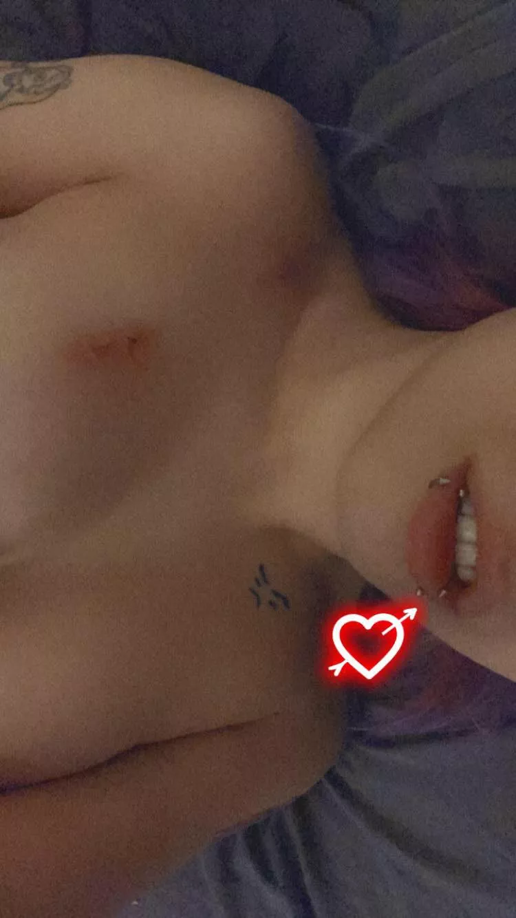 Any older man want sext with goth girl? F19